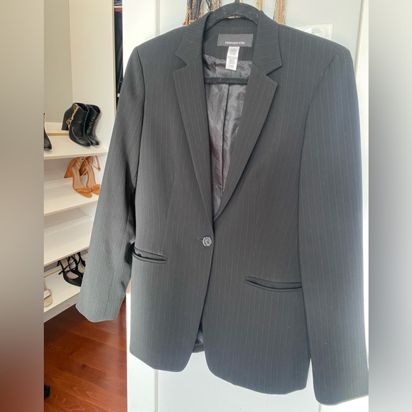 Jones New York - woman’s blazer. - Picture 2 of 4